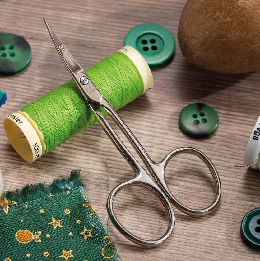 3 Claveles 3.5" Curved Embroidery Scissors