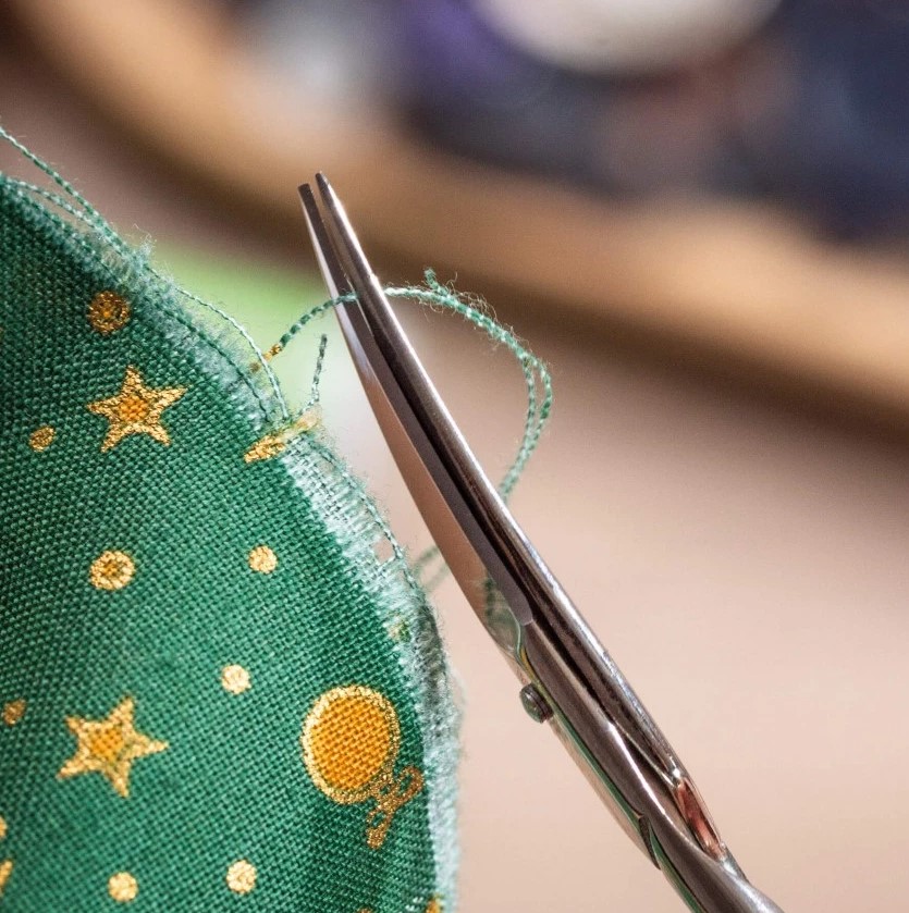 3 Claveles 3.5" Curved Embroidery Scissors