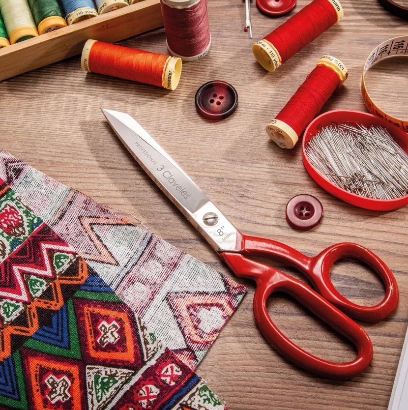 Tijera sastresa varios usos de 20 cm forjada en caliente con mango esmaltado rojo 3 Claveles