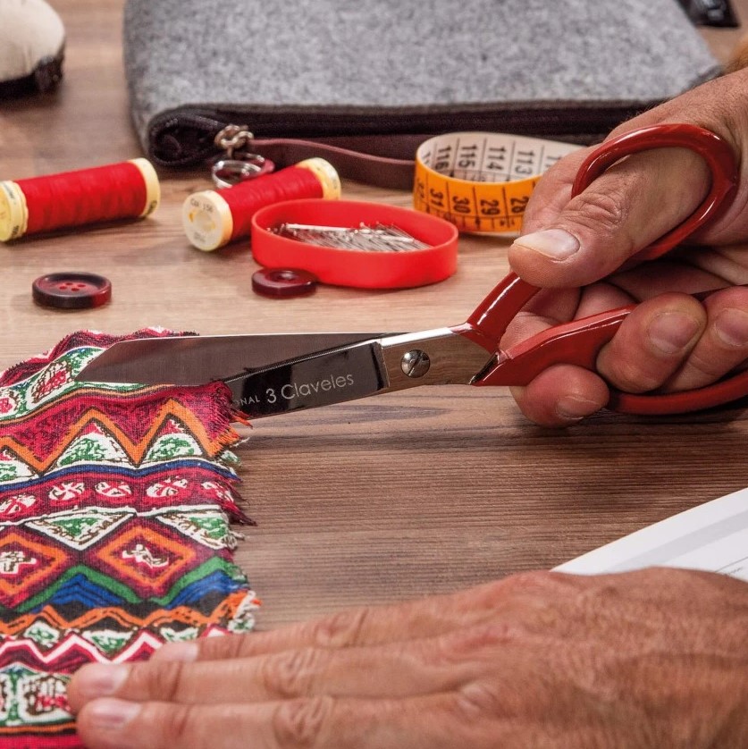 Tijera sastresa varios usos de 20 cm forjada en caliente con mango esmaltado rojo 3 Claveles