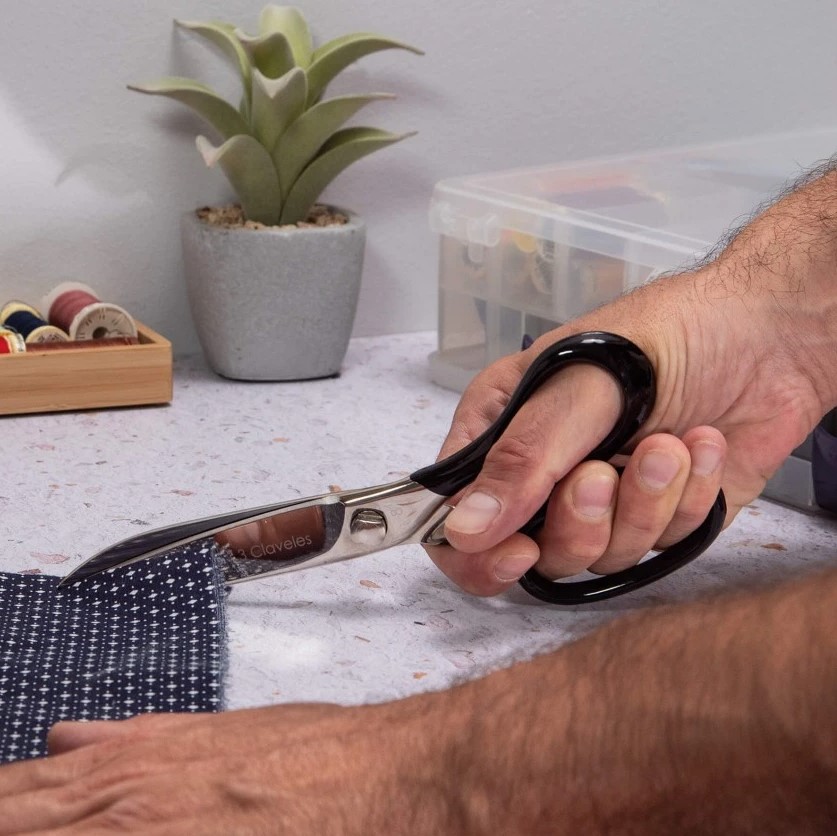 Tesoura para estofados forjada a quente de 20 cm com cabo esmaltado preto 3 Claveles