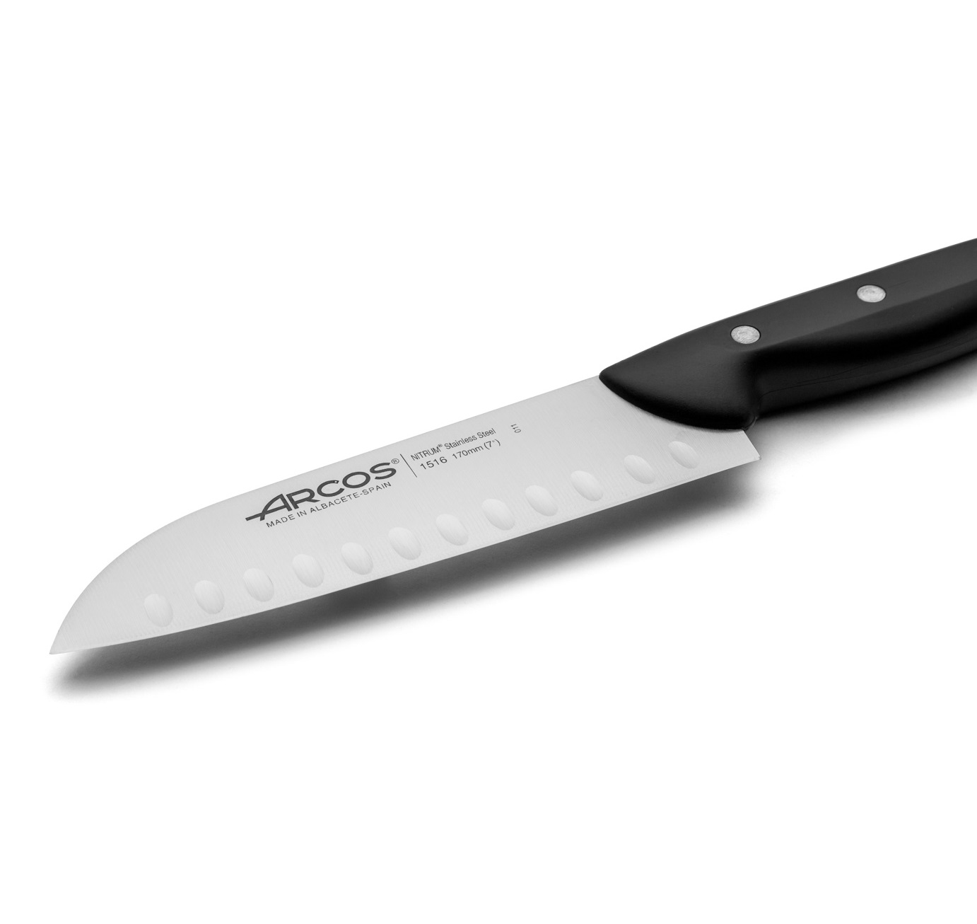 Coltello santoku Arcos Maitre con manico in polipropilene nero e lama da 170 mm