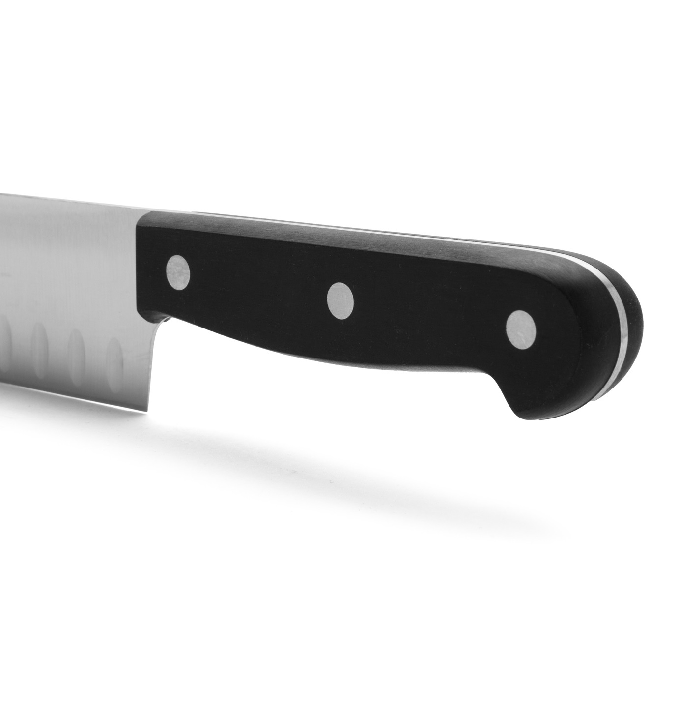 Faca Santoku universal Arcos com lâmina integral de 170 mm com núcleo oco e cabo em polipropileno preto.