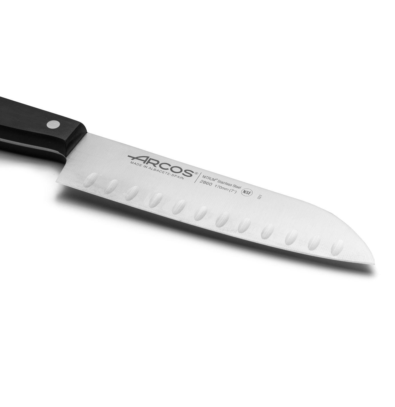 Faca Santoku universal Arcos com lâmina integral de 170 mm com núcleo oco e cabo em polipropileno preto.