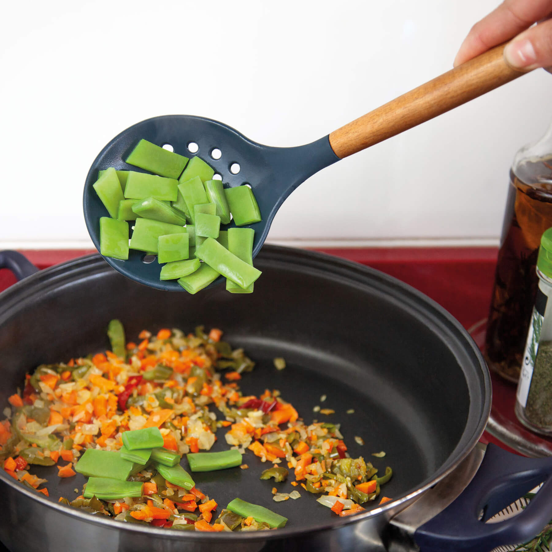 Silicone and beech wood skimmer, BPA free, 3 Claveles