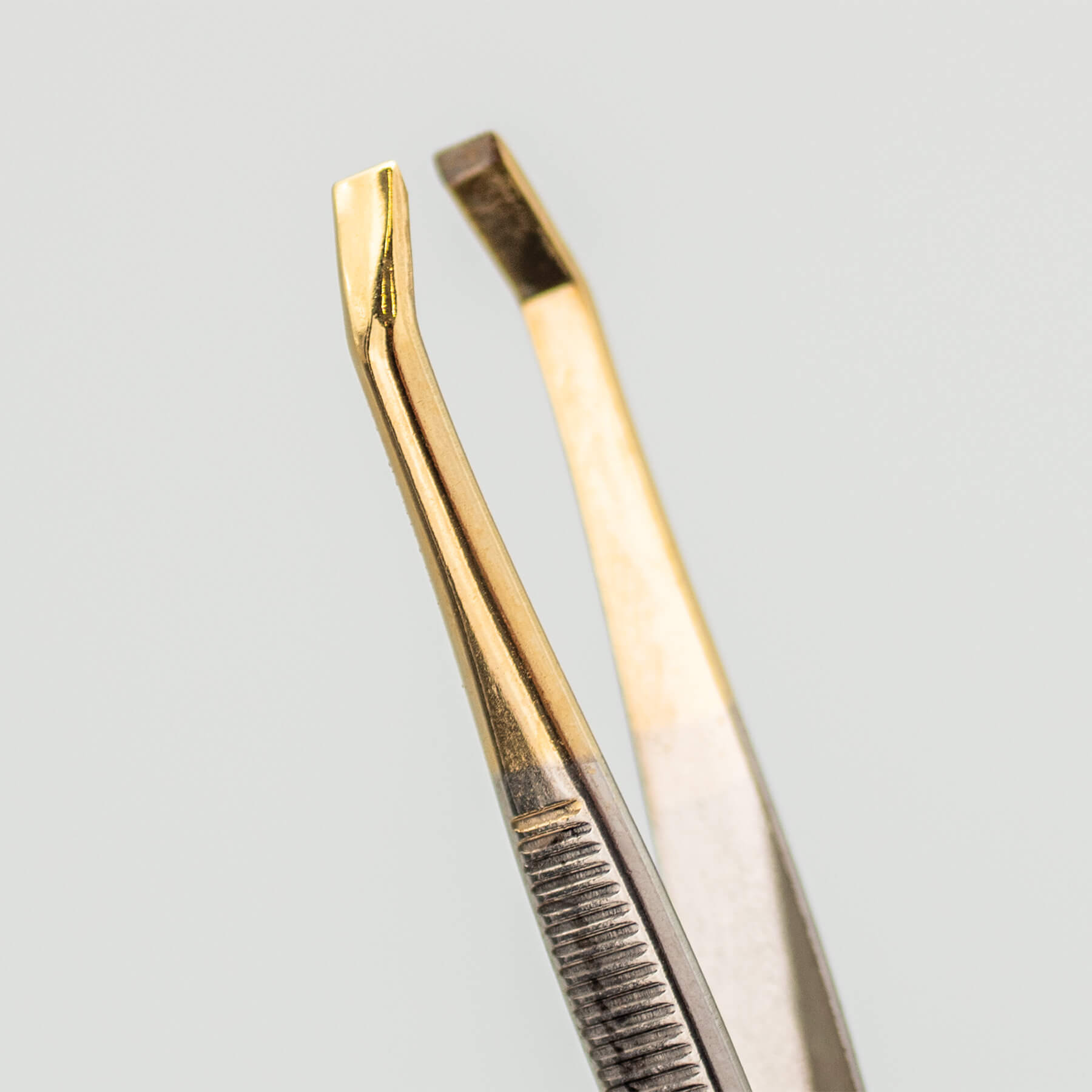 3Claveles Crab-Shaped Carbon Steel Tweezers with Gold Tips, Blister Pack