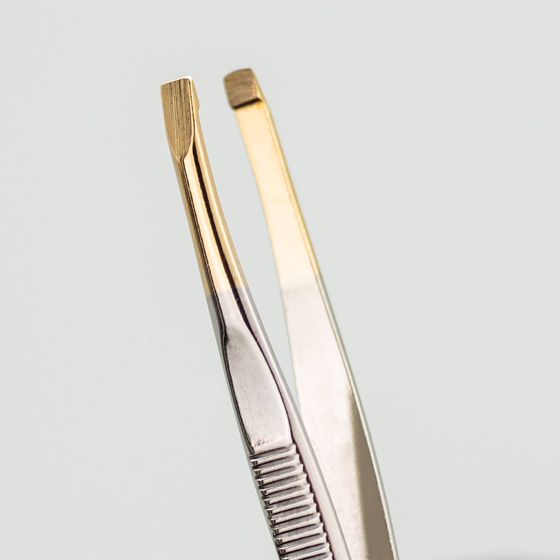 3 Claveles Straight Gold Tip Tweezers 8cm