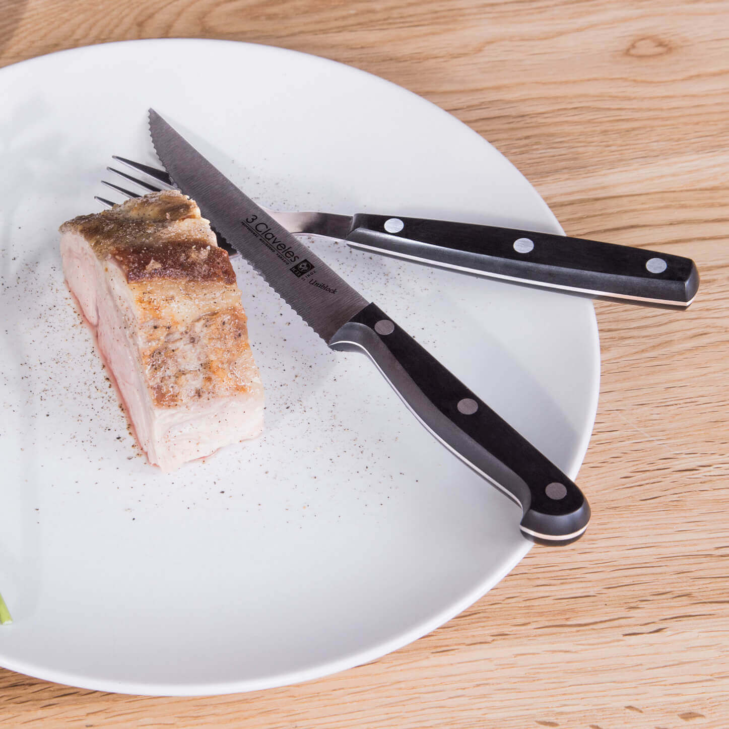 12 cm Uniblock-Steakmesser mit schwarzem POM-Griff und Wellenschliff, 3 Claveles