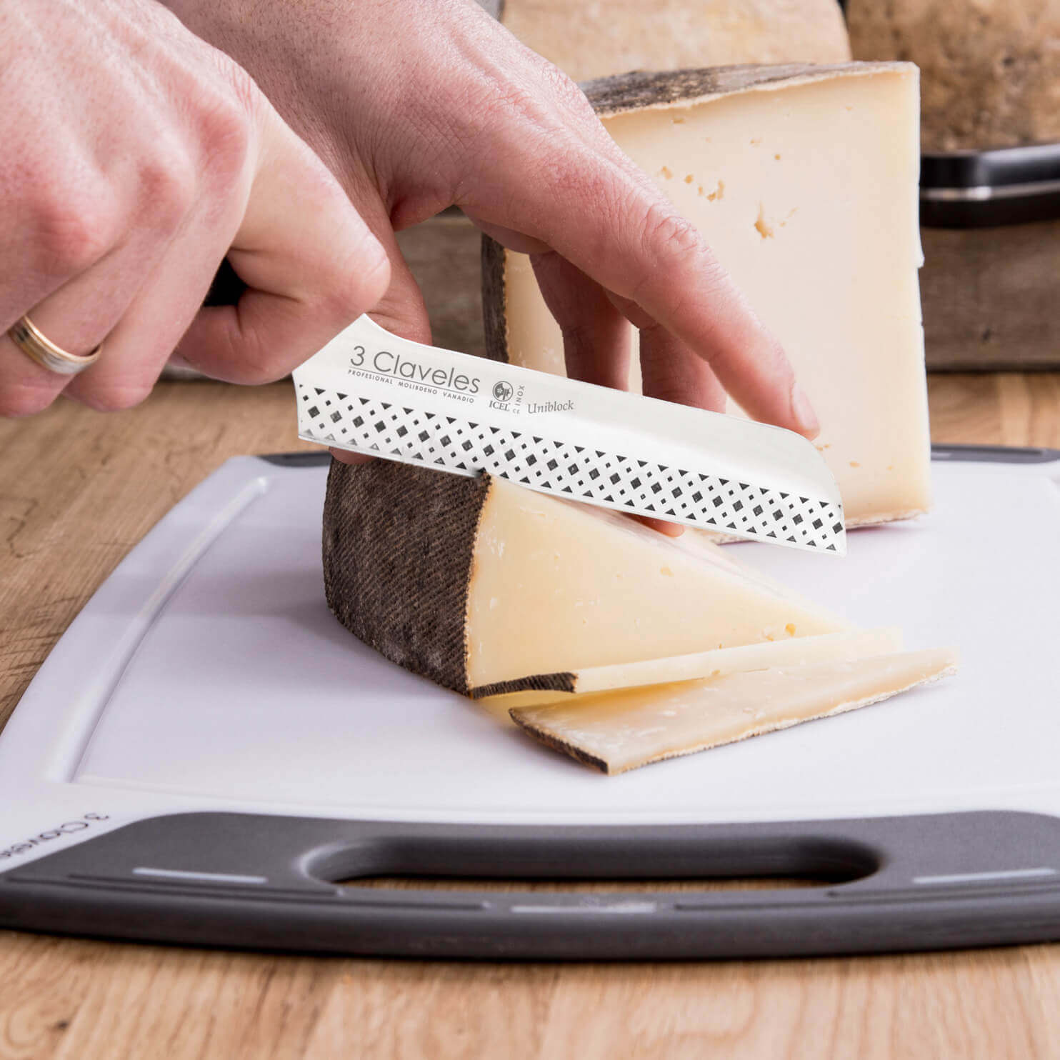 3 Claveles Uniblock 12cm abgewinkeltes Käsemesser mit schwarzem Pom-Griff