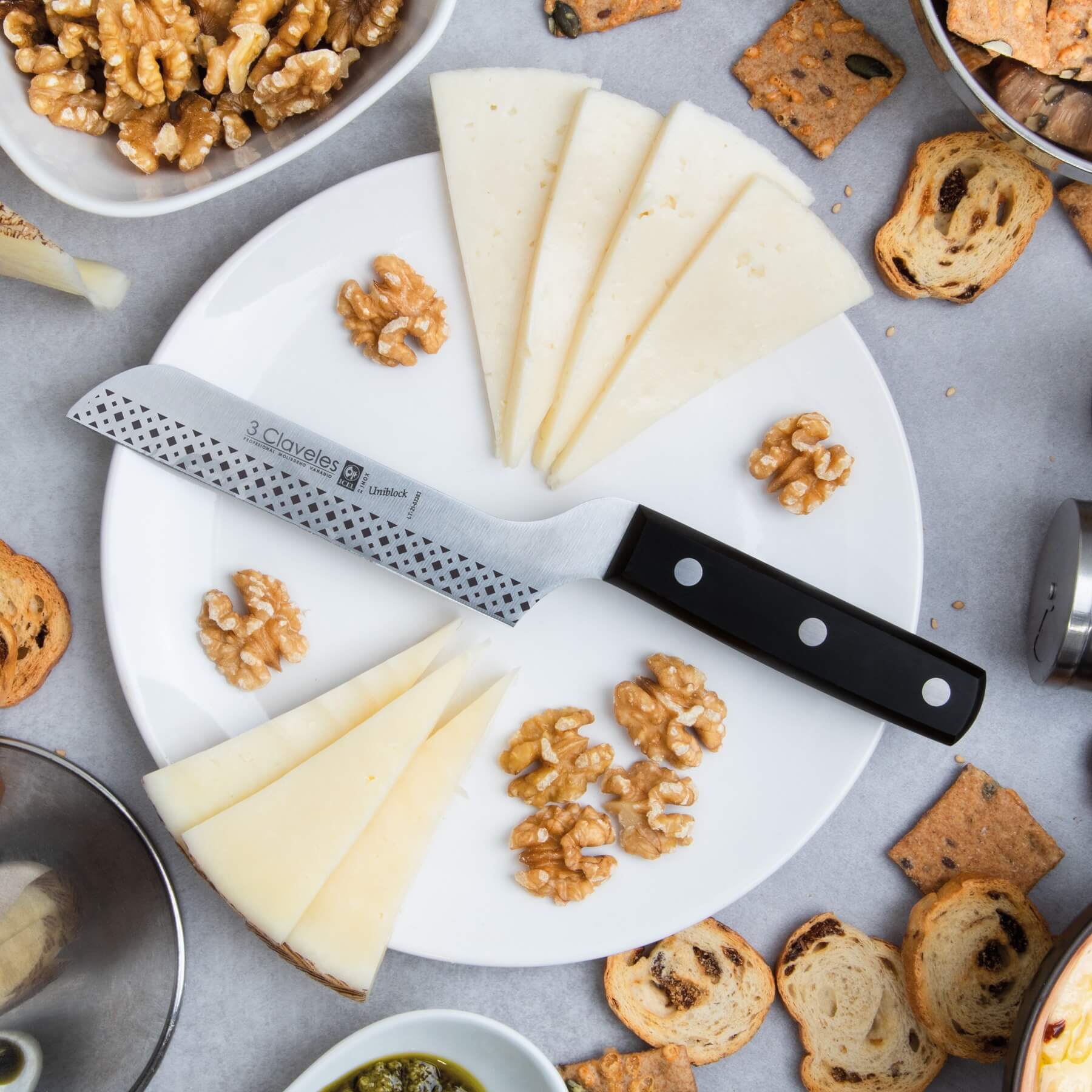 3 Claveles Uniblock 12cm abgewinkeltes Käsemesser mit schwarzem Pom-Griff