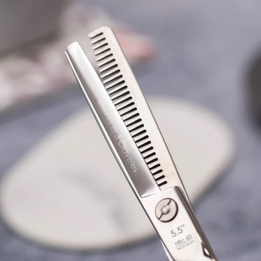 Toba ES28 5,5-Zoll-Friseurschere mit 3 Claveles-Rasierkante