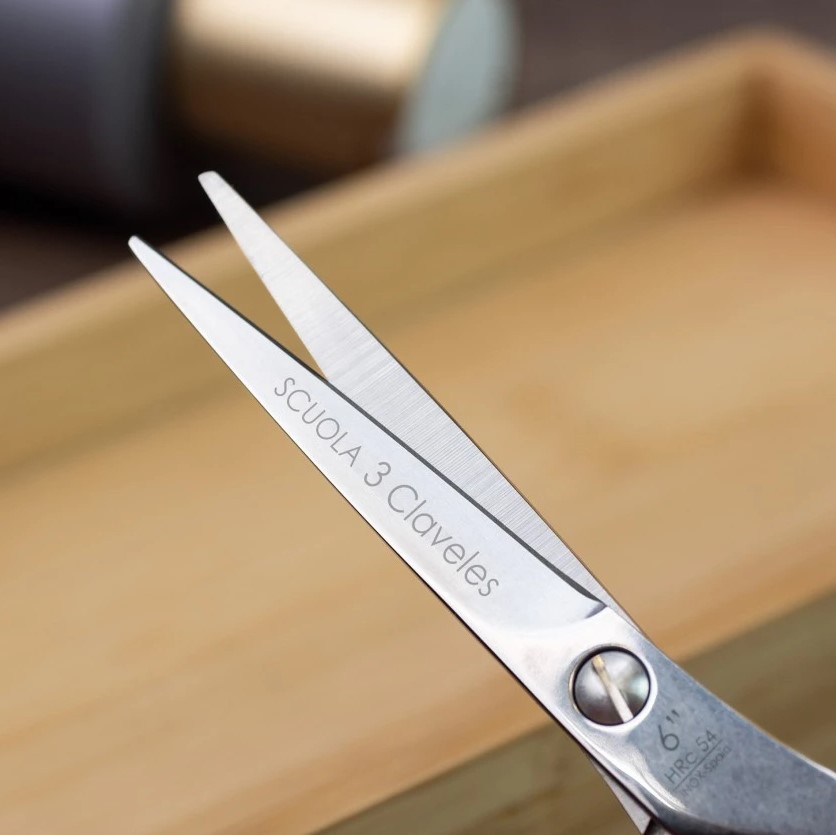 Tesoura de cabeleireiro Scuola 6" com fio micro serrilhado e apoio para os dedos 3 Claveles