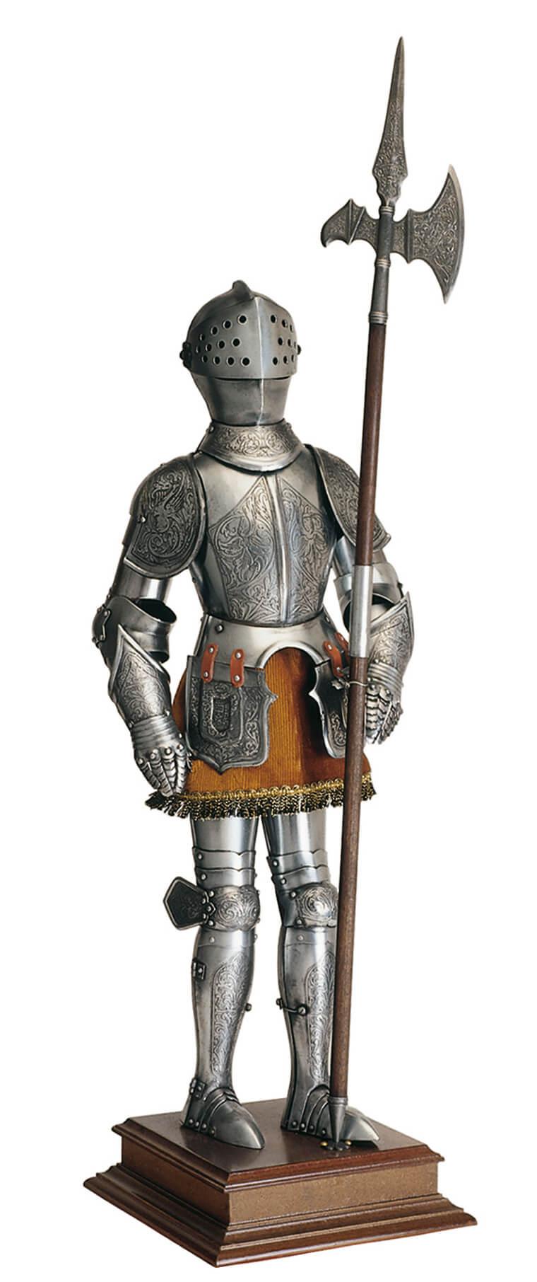 Armure de chevalier avec hallebarde