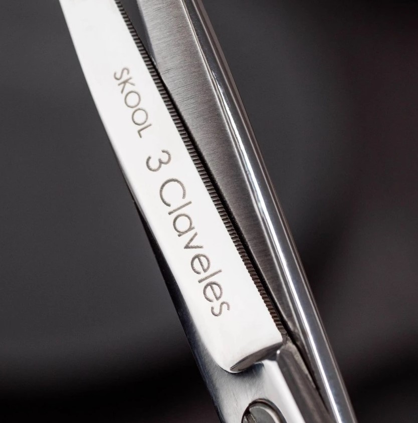 Tesoura de cabeleireiro Skool 5,5" com fio micro serrilhado em aço inoxidável 3 Claveles