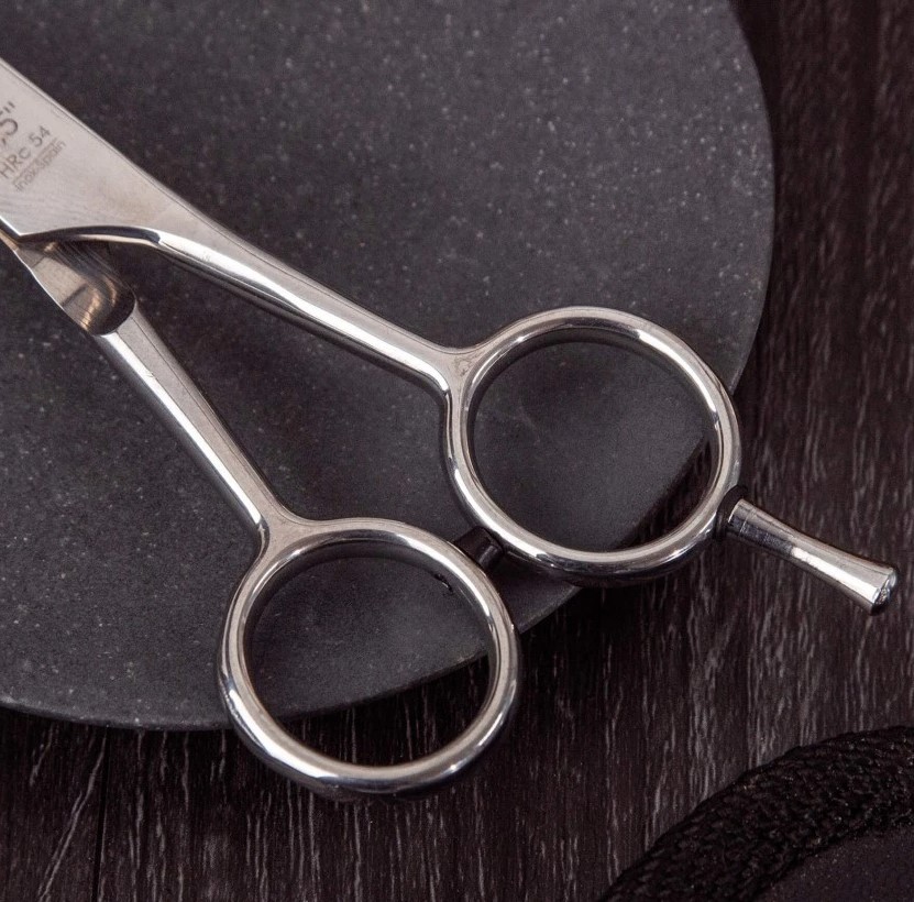 Tesoura de cabeleireiro Skool 5,5" com fio micro serrilhado em aço inoxidável 3 Claveles