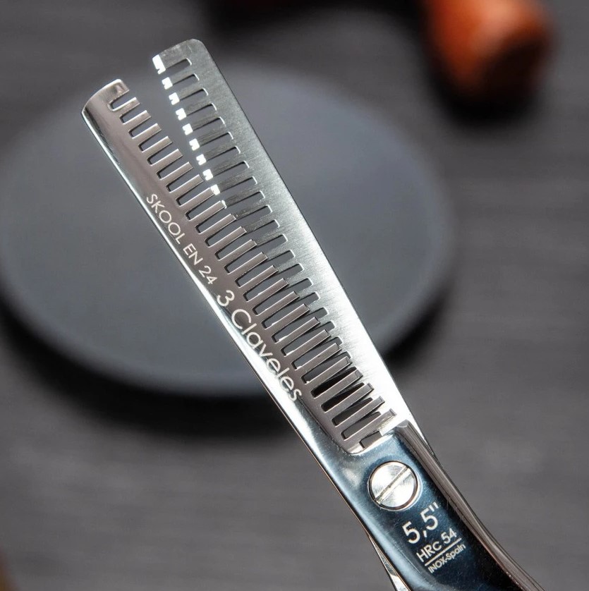 Tesoura de cabeleireiro Skool EN 5,5" em aço inoxidável 3 Claveles