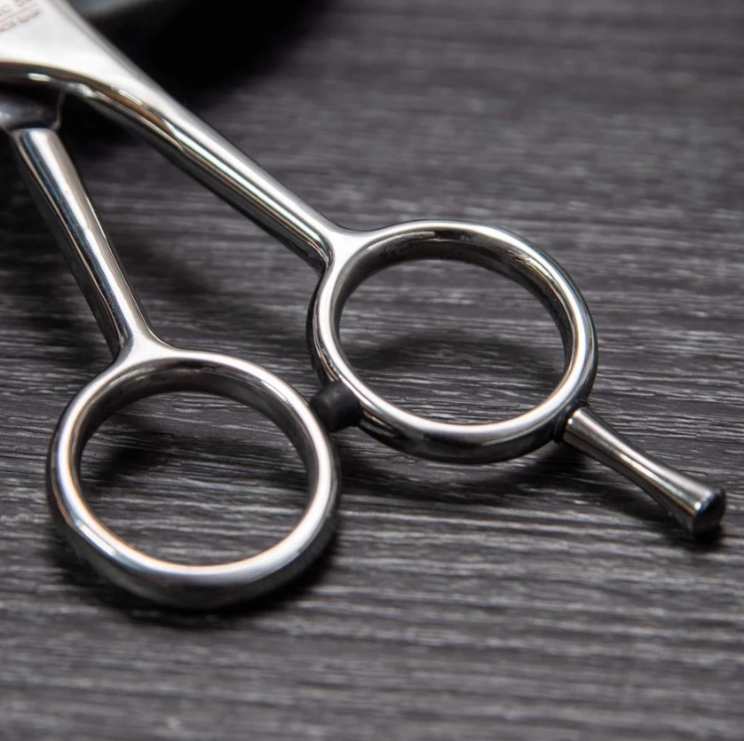 Tesoura de cabeleireiro Skool EN 5,5" em aço inoxidável 3 Claveles