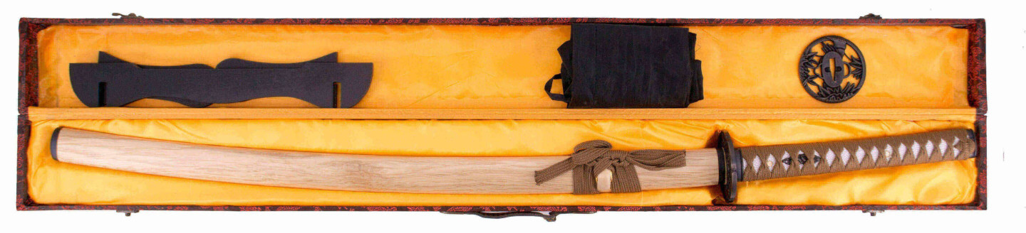 Katana funzionale con fodero color legno e corde marroni