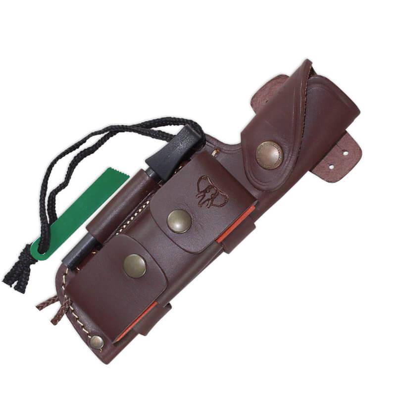 Coltello Bushcraft con lama in acciaio MoVa da 11 cm. Bilancia in micarta marrone e fodero in cuoio con kit completo incluso.