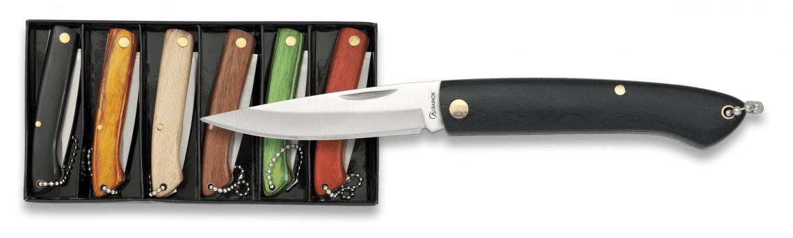 Caja con seis navajas de distintos colores de Albainox con hoja d...