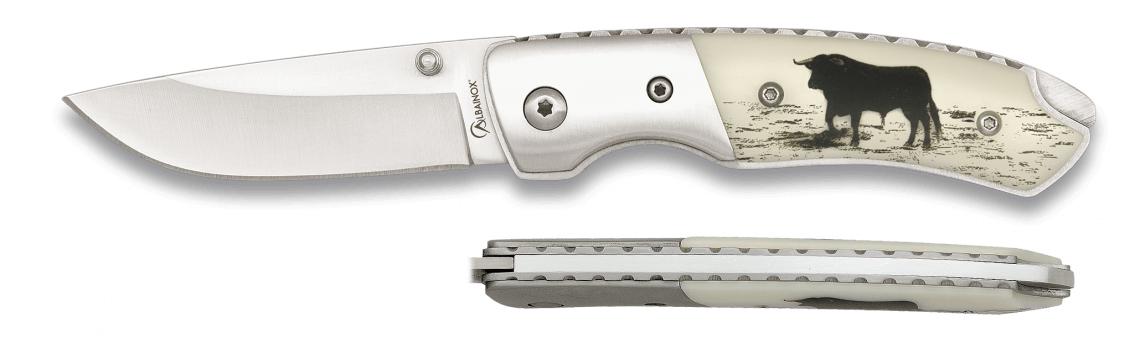 Coltello tascabile Albainox Deluxe decorato con un toro su entram...